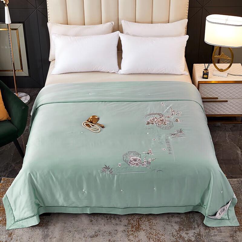 

Begeman BGM-BD209 Supreme Embroidered Mulberry Silk Quilt