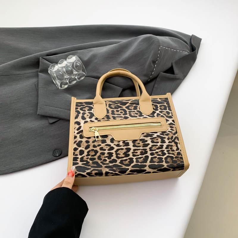 2025 spring new model, this year's popular leopard print fashion handbag, casual personality, sweet and cool trend commuter small square bag