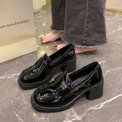 Français avec jupe cuir verni chaussures simples femmes automne 2025 nouveau imperméable table talon épais petites chaussures en cuir mode talons hauts