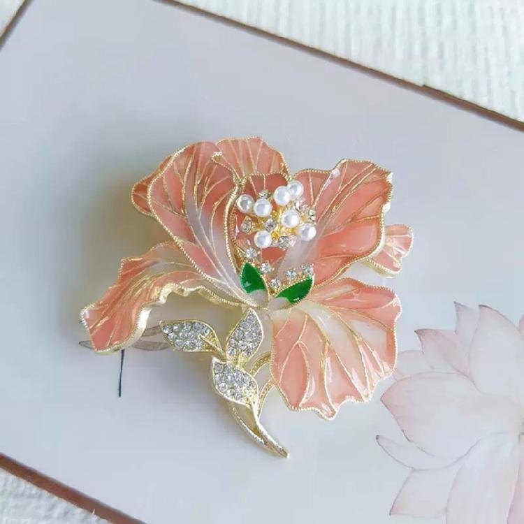 Spilla Versatile a Forma di Fiore Elegante Charme Peonia con Dettagli in Smalto e Perle Caratteristiche per Donna