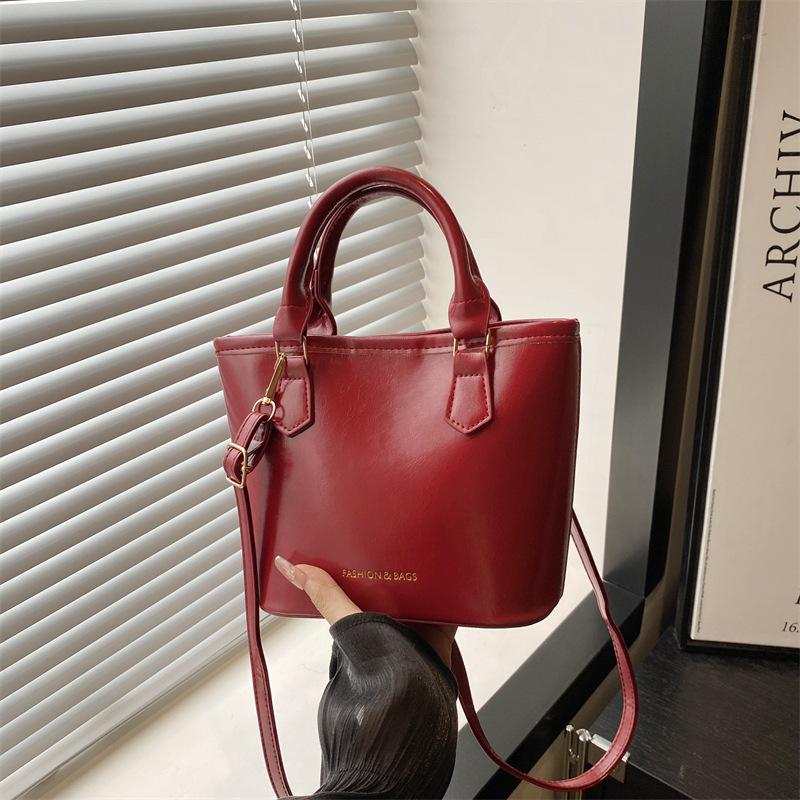 Niche Design Bag Women's New Trendy Fashion High-end Shoulder Bag Portable Messenger Bucket Bag
