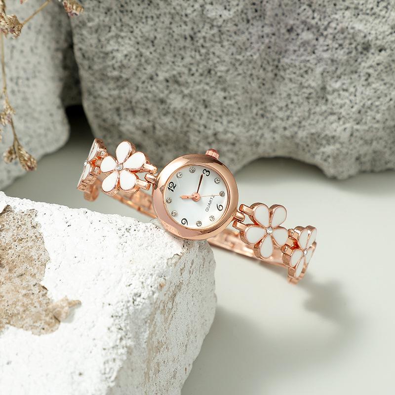 Ladies' Versatile Gift Set: Fashion Floral Chain English Watch & Daisy 5-Piece Set.