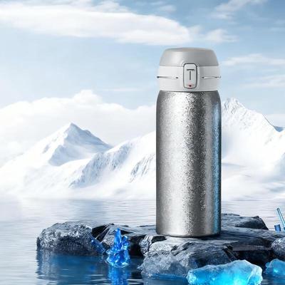 Temic Reisetasse aus reinem Titan, isoliert