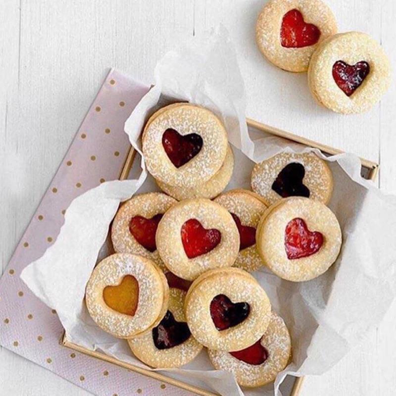 Round with Hollow Heart Shape Cookie Cutters Valentine's Day Love Heart Jam Sandwich Biscuit Moulds Baking Fondant Stamping Mold 1