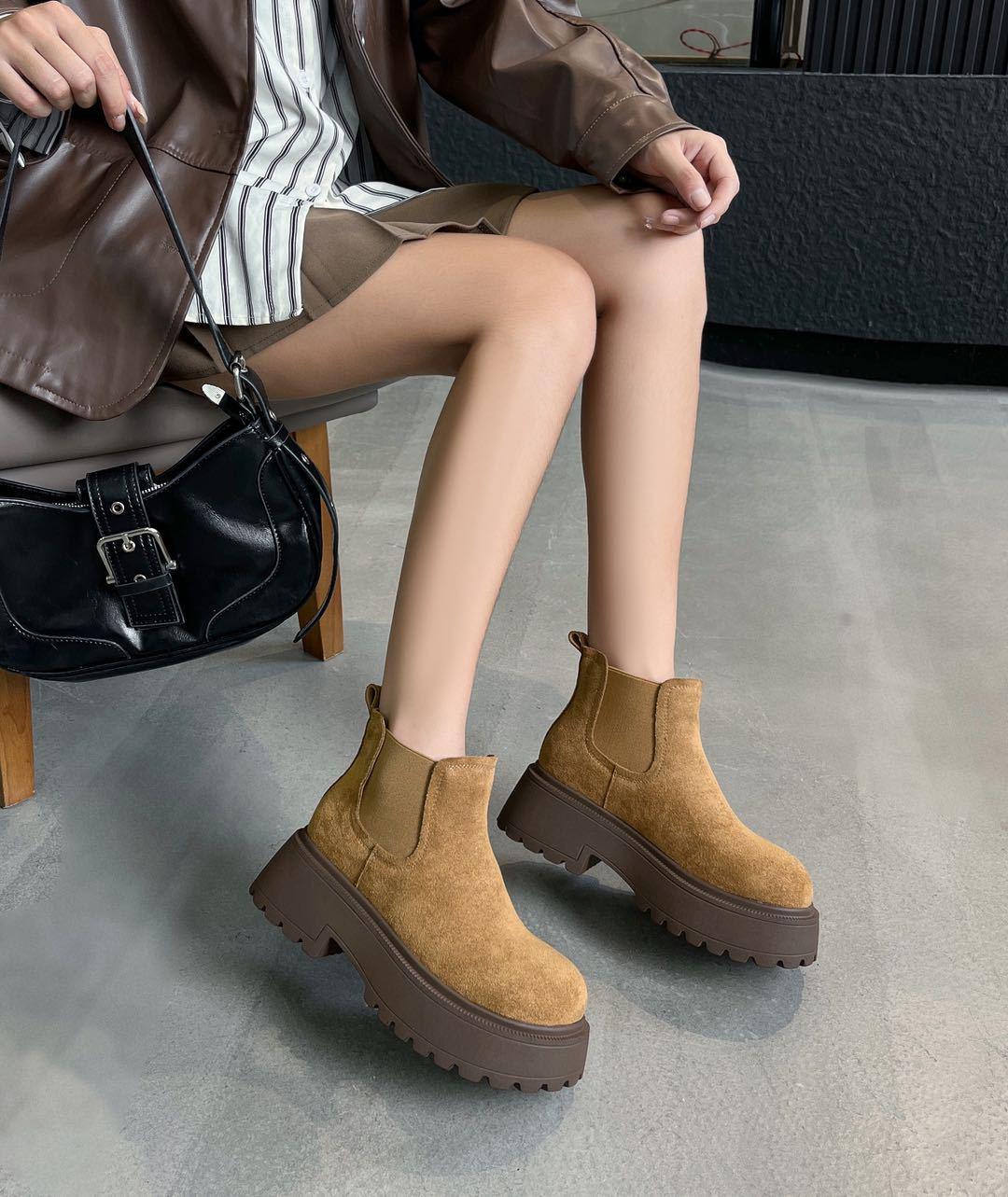 

Женские ботильоны до середины икры в европейском стиле на толстой подошве и с увеличивающим рост дизайном, осень-зима 2025 39