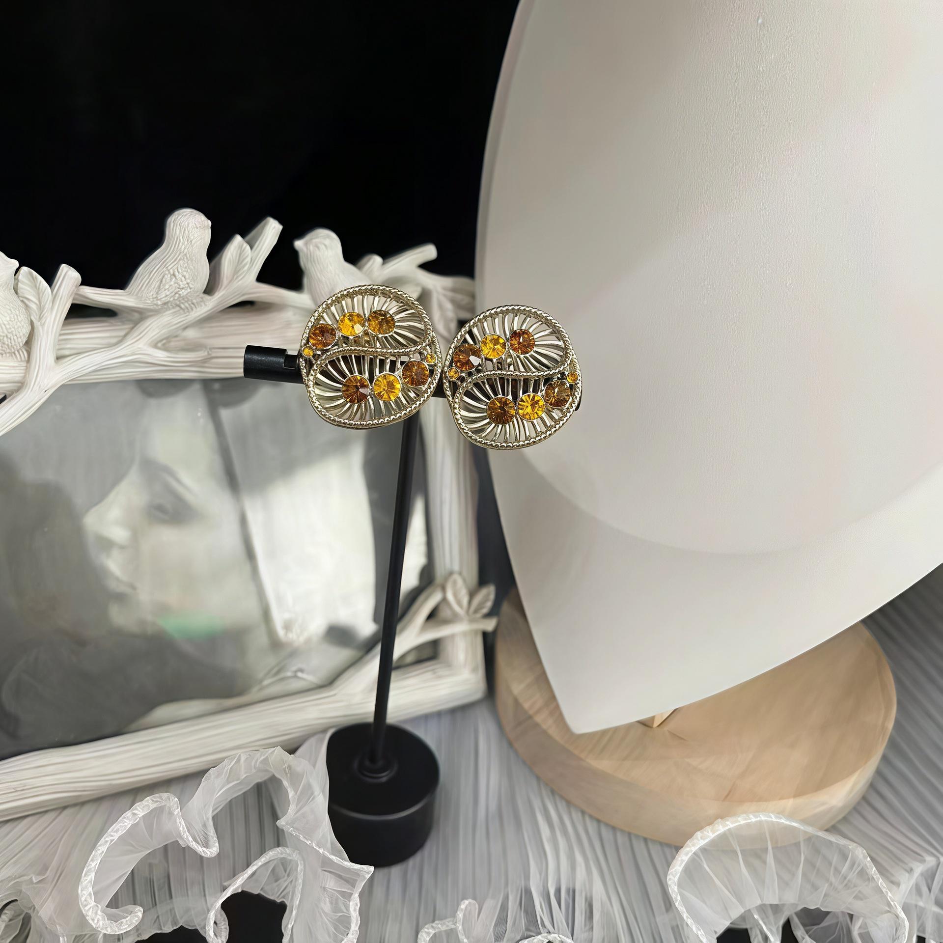 Original Design Yellow Diamond Inlaid Earrings and Necklace Set – Personalized and Versatile High-End Feel