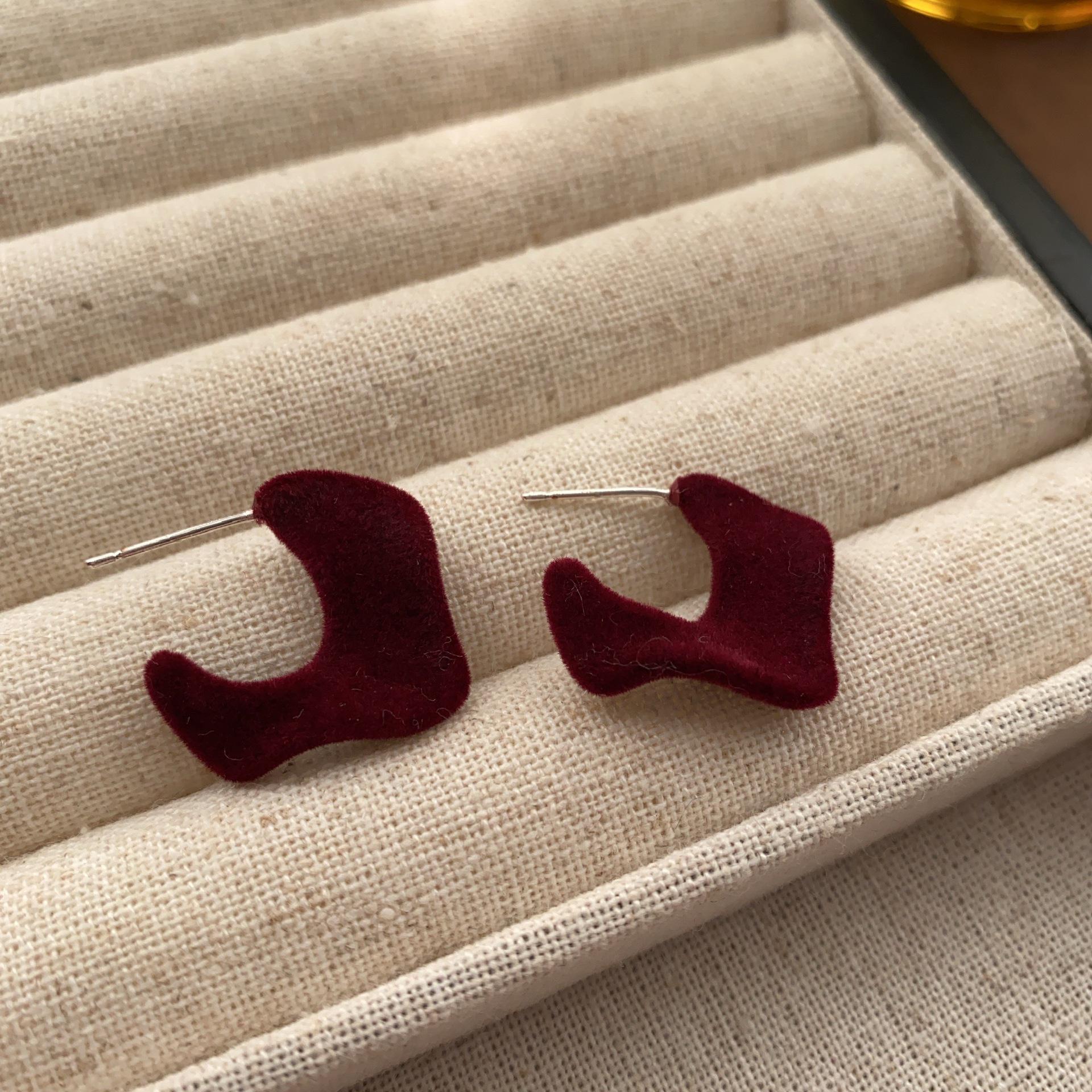 Бордовые флокированные серьги-пусеты в форме полумесяца: Элегантный осенне-зимний ретро фаворит блогеров