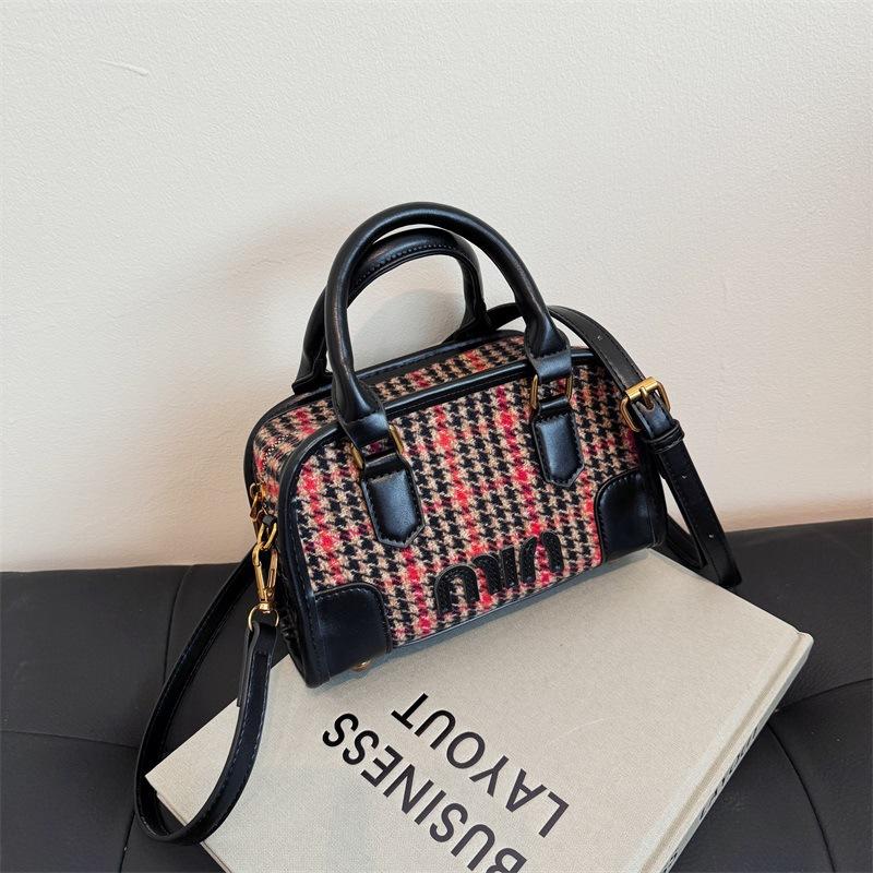 

Супер огонь маленькая сумка женская осень и зима 2025 новая ретро универсальная сумка-мессенджер женская портативная рабочая маленькая сумка