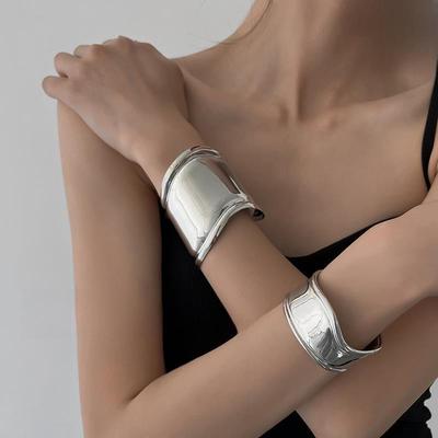 Elegante Bracciale Irregolare a Bordo Largo da Donna - Design di Nicchia Stile Freddo