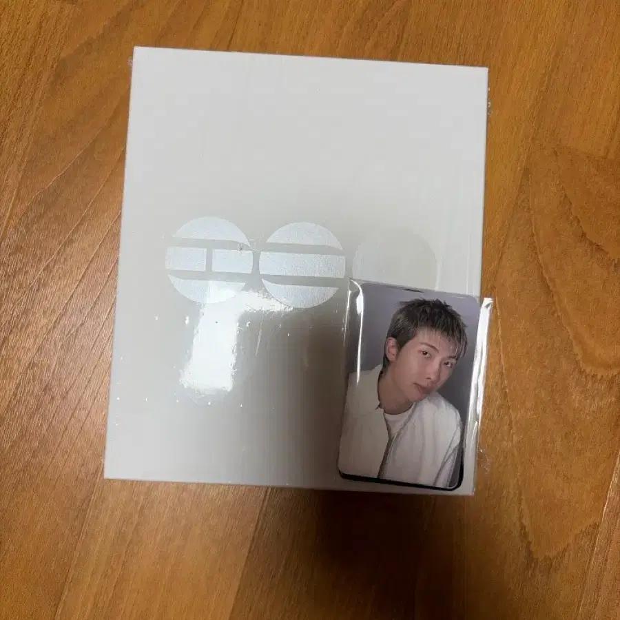BTS's Arirang album en AmiZon Poka (kat)