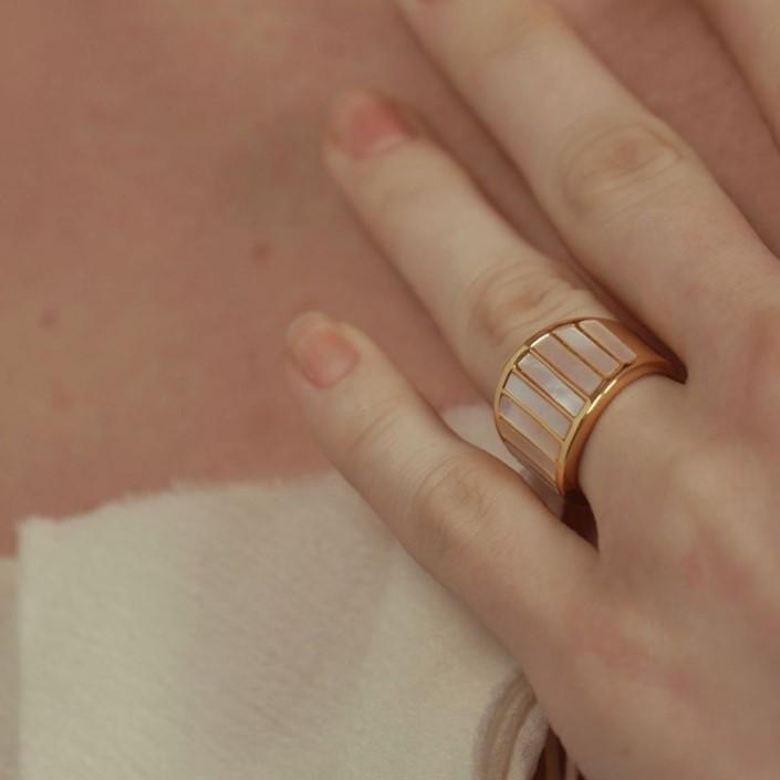 Women's High-End French Retro 14K Gold-Plated Titanium Steel Ring with Mother-of-Pearl Stripes