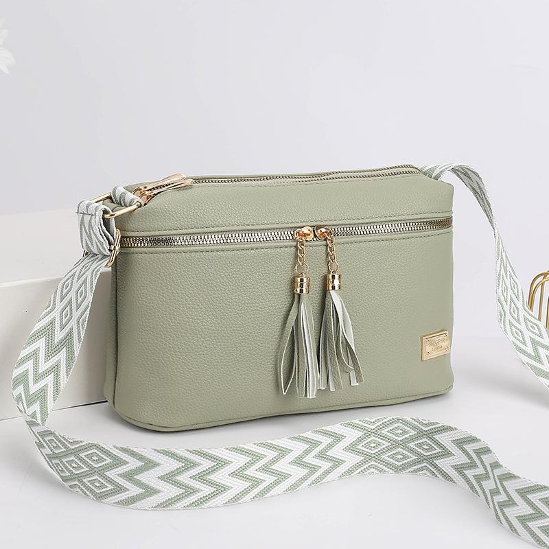 

omen s bag leisure sports messenger bag fringed small square bag women s bag labeling delivery versatile світло-зелений колір
