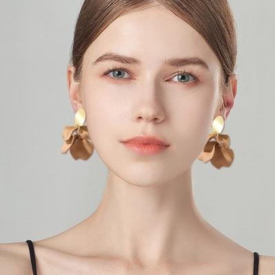 1 paio di orecchini pendenti con petali di rosa retrò stile lungo orecchini pendenti esagerati orecchini di colore brillante accessori di gioielli