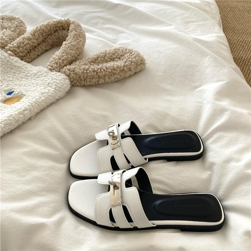 

Французские серебряные туфли на плоской подошве с маленьким замком, женские, лето 2025, новые, с открытым носком, односложный пояс, праздничные модные внешние сандалии 35