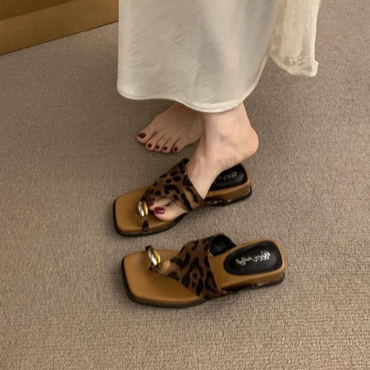 French retro metal buckle cover toe sandals women's 2025 new niche thick-soled one-pedal beach shoes summer wear