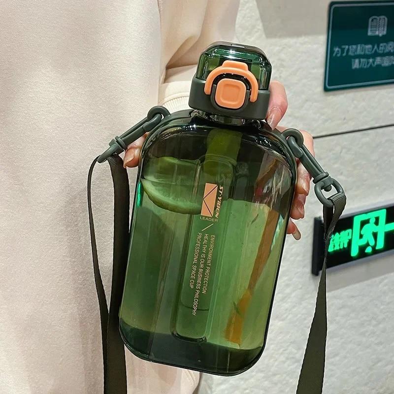 Flache, quadratische, transparente Wasserflasche, tragbare Reise-Kantine mit verstellbarem Riemen, elegante, schlanke Flasche für Sport, Camping