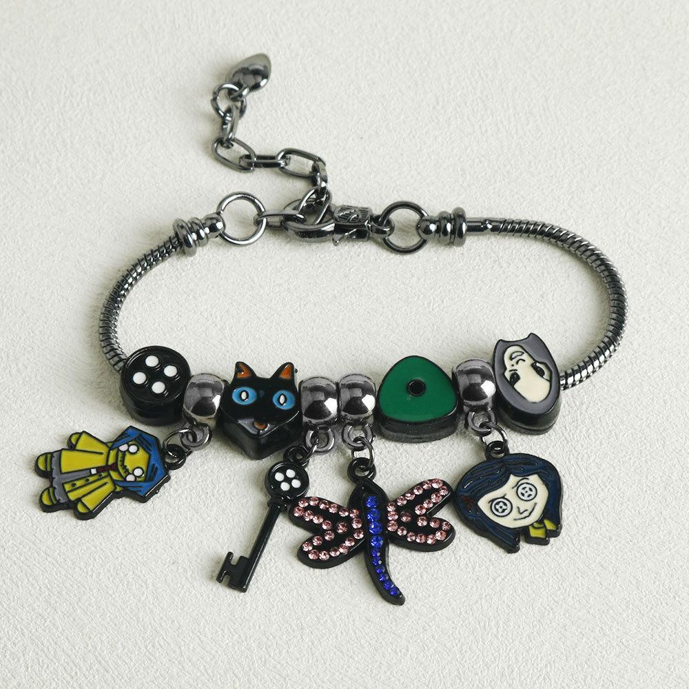 Anime Coraline die geheime Tür Armband Anhänger Coraline Emaille Anhänger Cosplay Geschenk für Männer Frauen Rucksack Schmuckzubehör