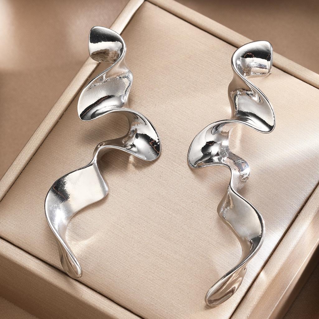 Exaggerated And Twisted Long Earrings, Fashionable And Versatile, Niche Design With Irregular Earrings