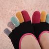 1 pár módních barevně blokovaných bavlněných dámských vícebarevných ponožek s nízkým střihem na jaro s pěti prsty