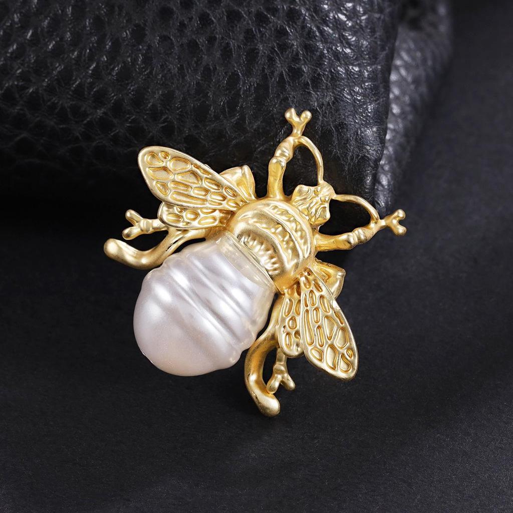 Nowy Styl Broszka Pszczoła z Kroplami Oleju - Urocza Pins Zwierzęcy na Kołnierzyki i Dodatki do Odzieży