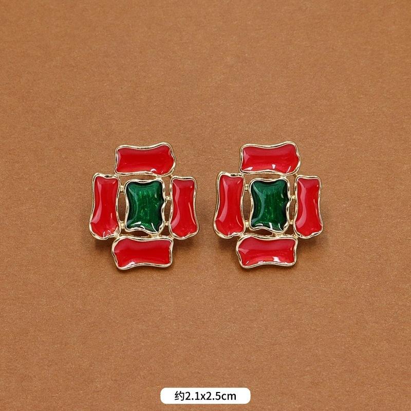 Autumn and winter niche French retro court enamel stud earrings femininity fashionable personality exaggerated Hong Kong style small fragrant ear