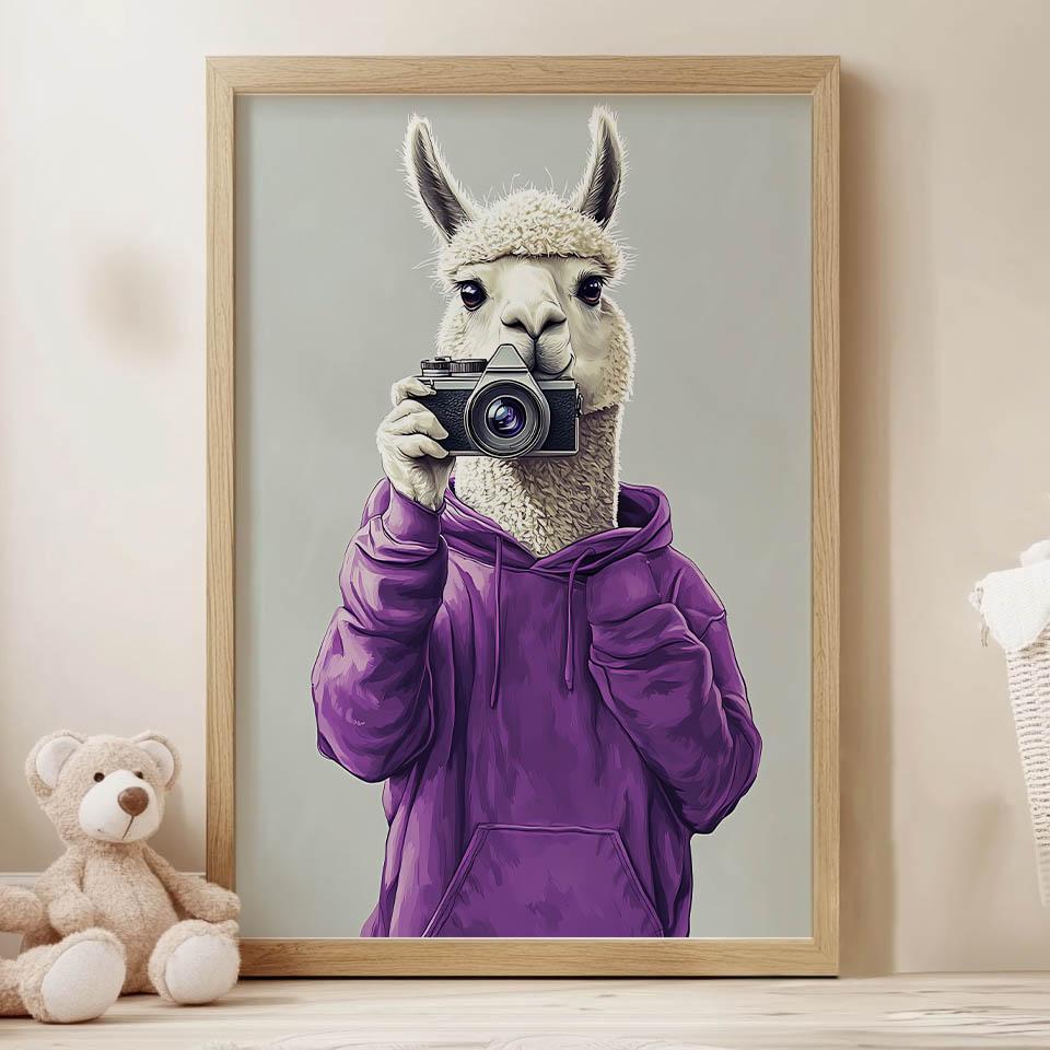 Plakat Lama W Fioletowym Hoodie Z Aparatem Plakat Lama W Fioletowym Hoodie Z Aparatem, 30X40 Cm, Bez Ramy, Płótno Premium Na Blejtramie