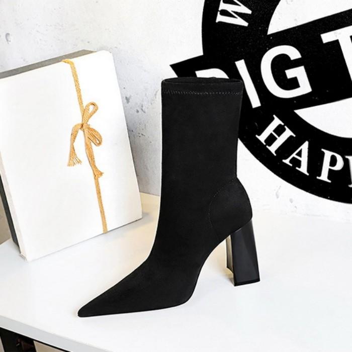 Evropský a americký styl Sexy Slim Silný podpatek Super vysoký podpatek Semišové špičaté krátké kozačky Dámské kozačky