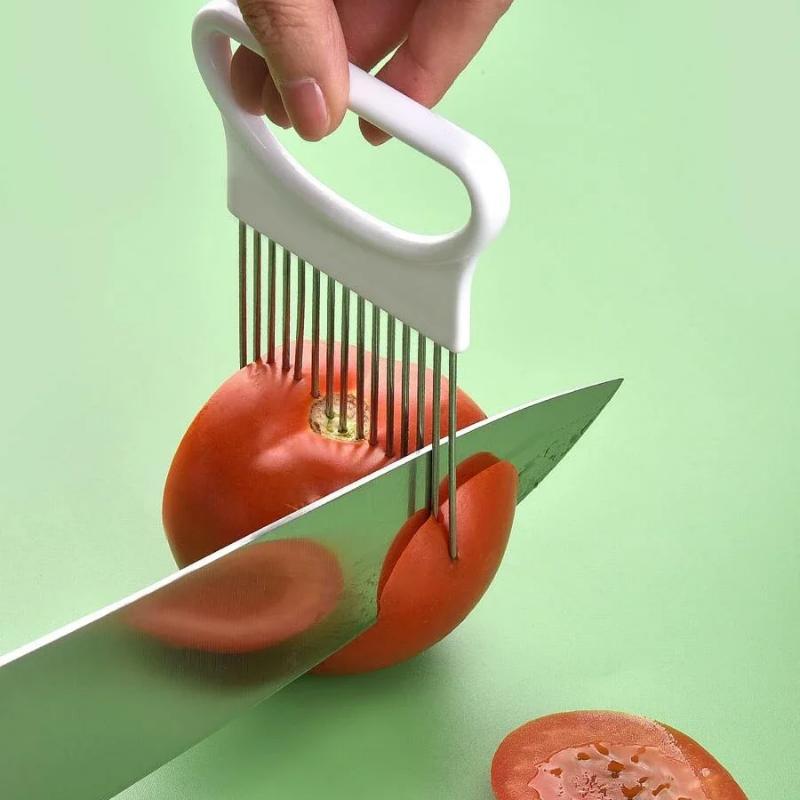 Cibulová jehla na krájení cibule na cibulové kroužky, tenderizér, vidlička s jehlami na změkčování masa, ruční kráječ na ovoce a zeleninu, kuchyňský nástroj.