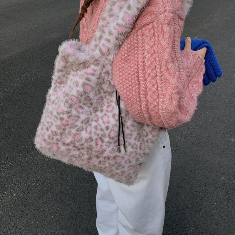 Sac Moelleux Grande Capacité Femme 2025 Nouveau Décontracté Peluche Douce Épaule Sac Fourre-tout Portable