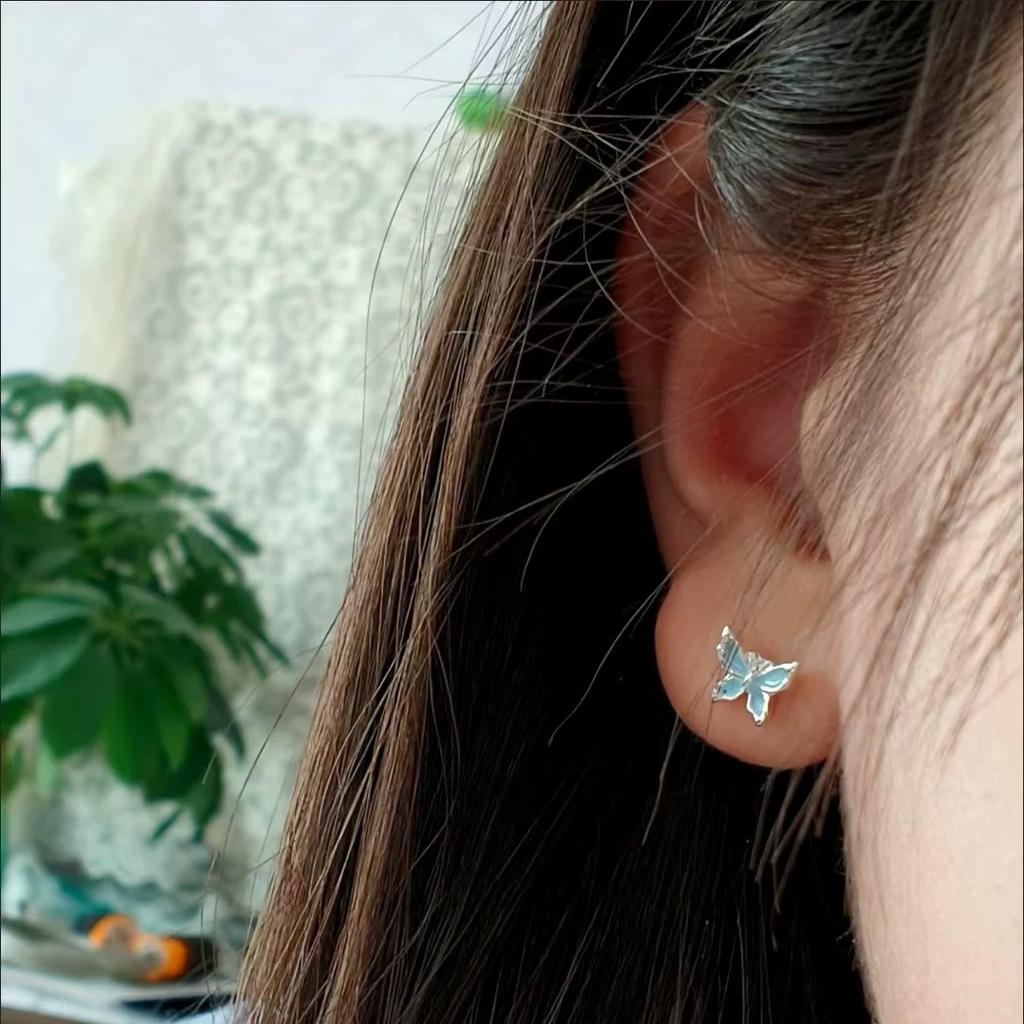 Chunri Mori is small, fresh and cute, sweet little butterfly stud earrings, elegant and small temperament, simple and versatile ear bone woman