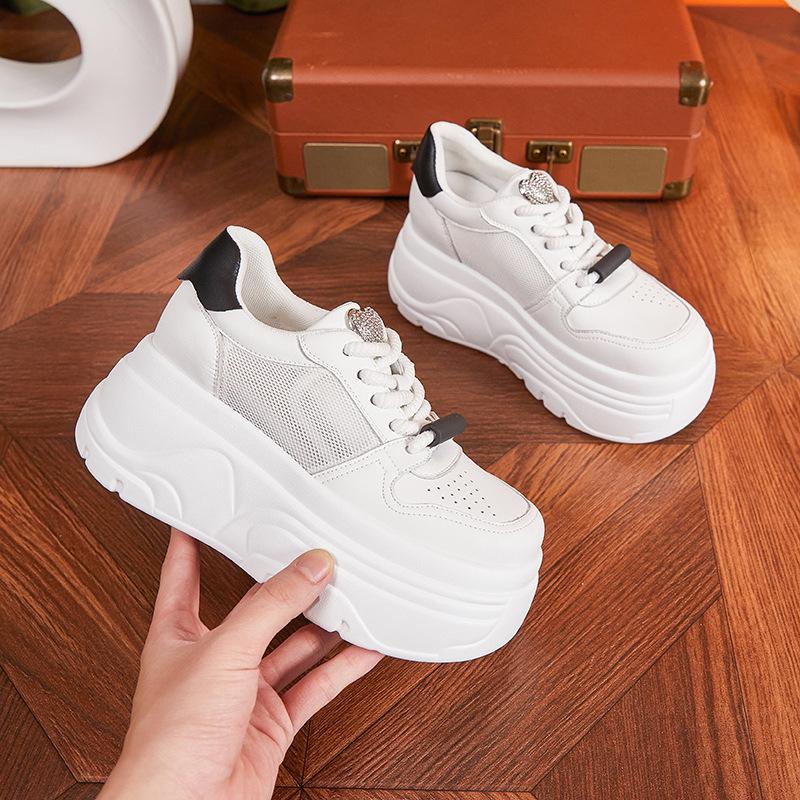 Plateau weiße Schuhe Damen Sommer 2025 neu Mesh hohle Sandalen Innenhöhenerhöhung Damenschuhe Mode vielseitige Board-Schuhe