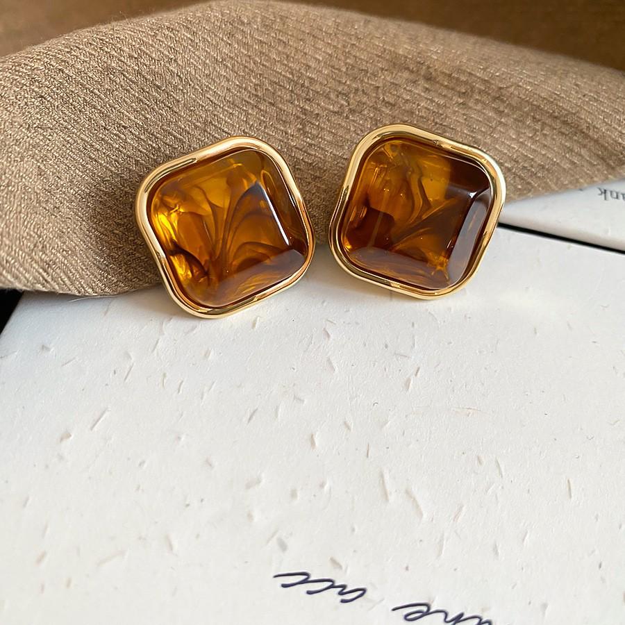 Silver Needle Geometric Stud Earrings: Retro, Light Luxury, Versatile Fashion, Elegant Accessories.