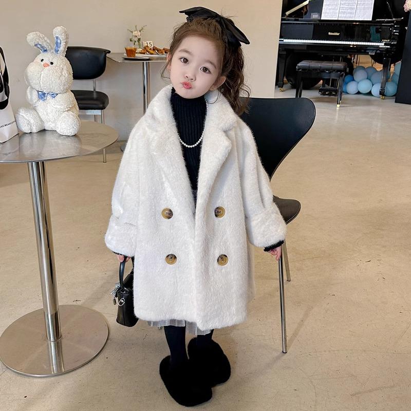 Mädchenmantel aus Kunst-Lammfellleder - Mittellange Wintermodejacke mit Pelzdetails aus Nerzimitat.