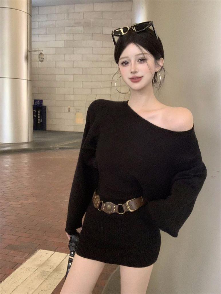 Autumn Khaki One-Shoulder Knitted Dress: Slimming Long-Sleeve Short Dress with Waist-Hugging, Hip-Wrapping Design.