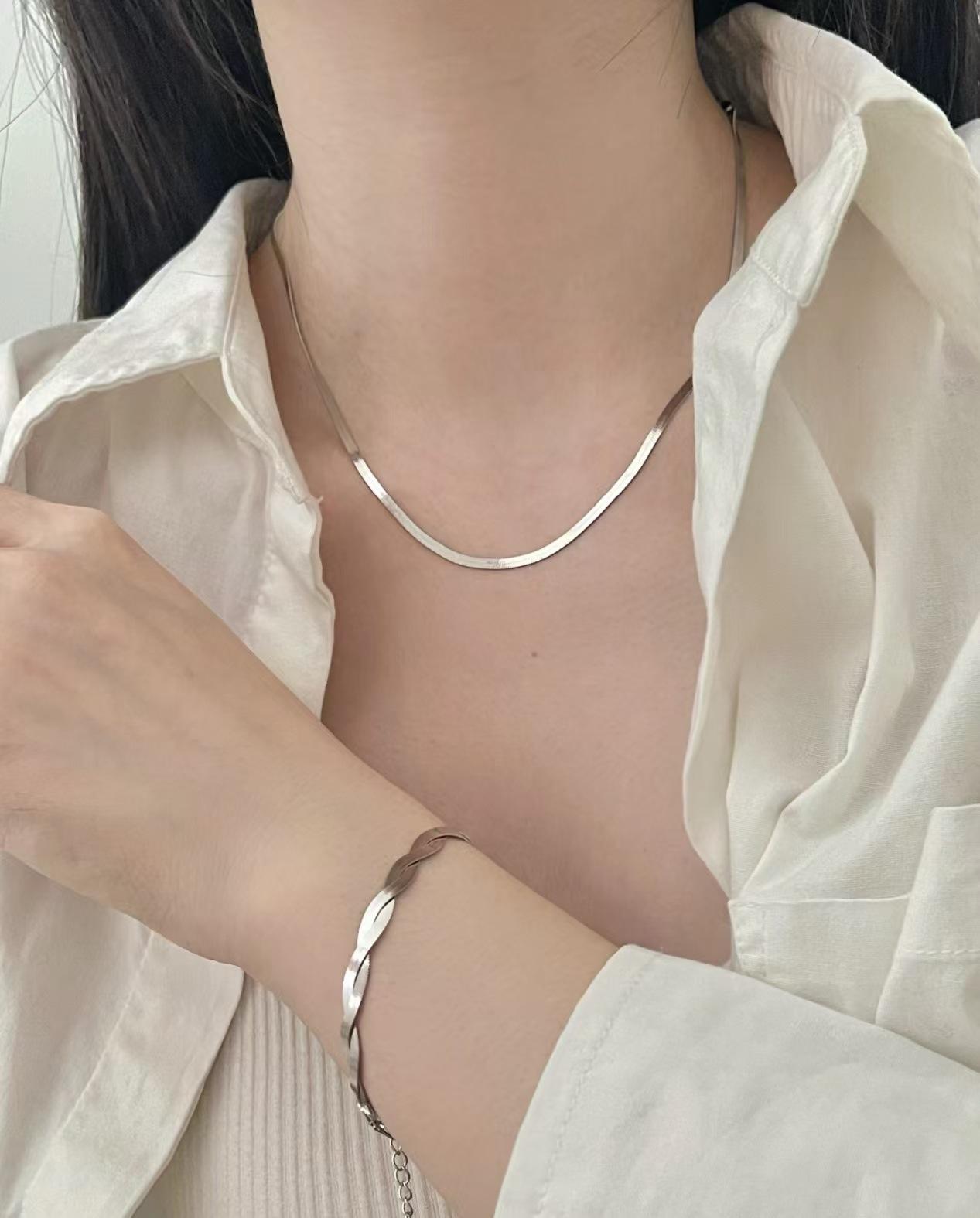 

Flat Blade Snake Bone Chain Light Luxury Temperament Niche Gold Neck Chain Versatile Silver Collarbone Chain серебряный