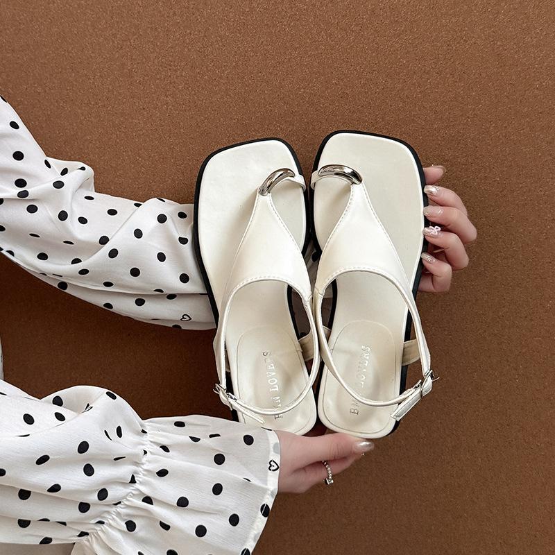 Fashion niche design versatile leopard print cover toe flat sandals summer 2025 new fashion beach cool slippers