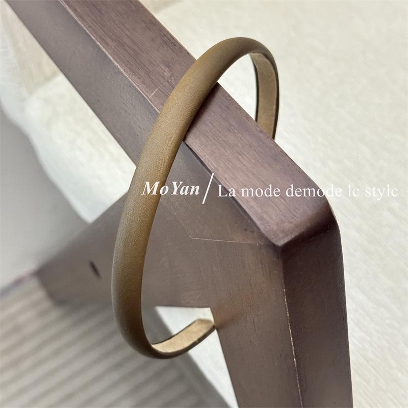

Korean-Style Versatile Thin Fabric Headband: Retro, Elegant Hair Clip for Going Out
