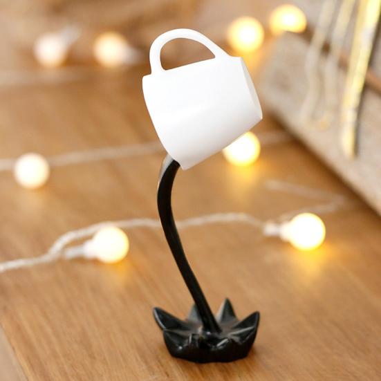 Socha rozlitého šálku kávy Pryskyřice Plovoucí ozdoba šálku kávy Stolní dekorace Figurka s cákající kávou pro domov kancelář kavárnu