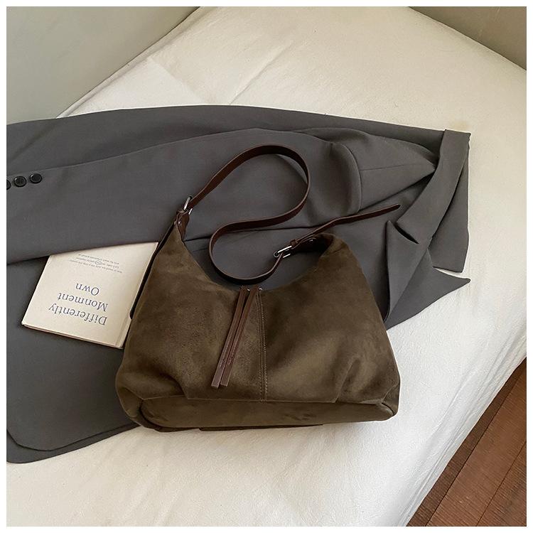 Large Capacity Bag Women's 2025 Autumn New Retro Shoulder Armpit Bag, Foreign Style Commuter Leisure Niche Tote Bag