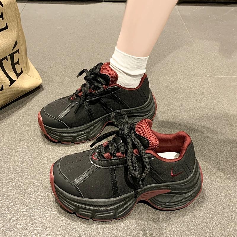 

Мода 2024 года. Модная дизайнерская женская спортивная обувь. Кроссовки на шнуровке для бега. Повседневная дышащая теннисная женская спортивная обувь на плоской подошве. 40 вино красного