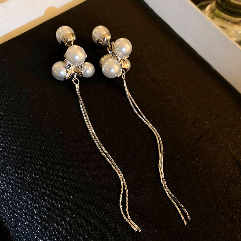 Un sens du design de niche, un long pendentif de boucles d'oreilles à pampilles exagérées rétro français.