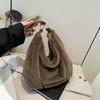 Plüsch-Teigtaschen-Tasche Teigtaschenförmige Handtasche mit großem Fassungsvermögen Weiche Pelz-Umhängetasche Warme flauschige Tragetasche für den täglichen Gebrauch Einkaufen Arbeit