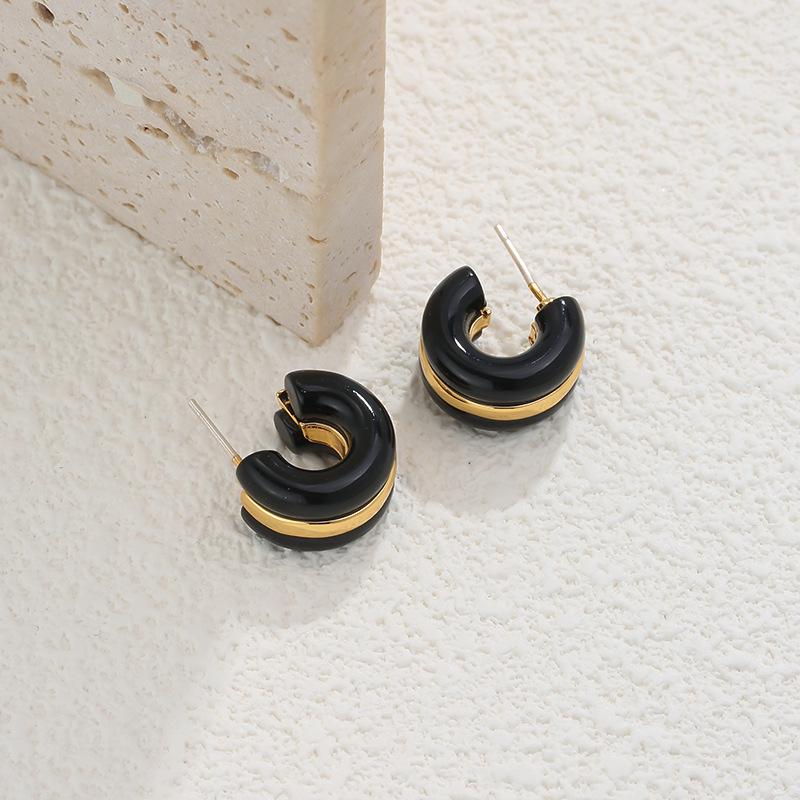 

Покрытые золотом минималистичные серьги С-образной формы из смолы желеобразных цветов с иглой из серебра 925 пробы.