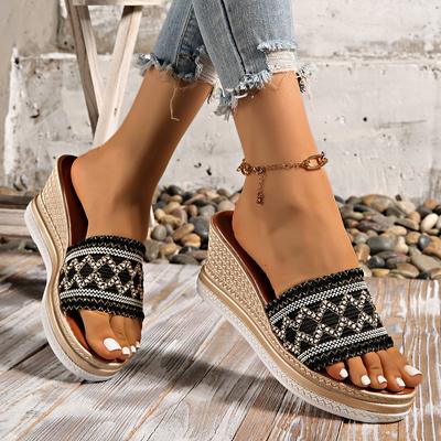 Damen-Plateau-Flip-Flops mit bunten gewebten Riemen mit wellenförmigem Muster und rundem Zehenbereich im geradlinigen Design
