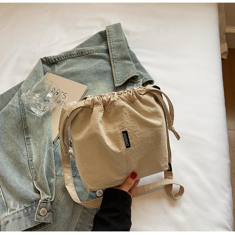 Daily lightweight messenger bag girl 2025 new fashion versatile shoulder bag popular bucket bag mobile phone bag