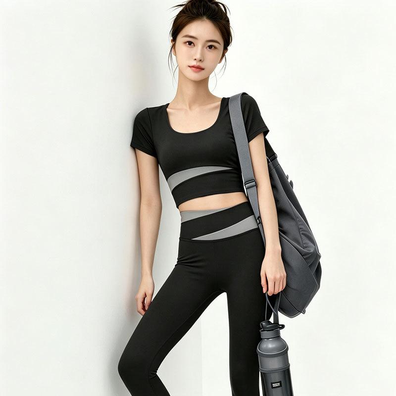 You can wear a contrasting color yoga suit, women's collar, short-sleeved trousers, shockproof gathering, sports and fitness two-piece set.