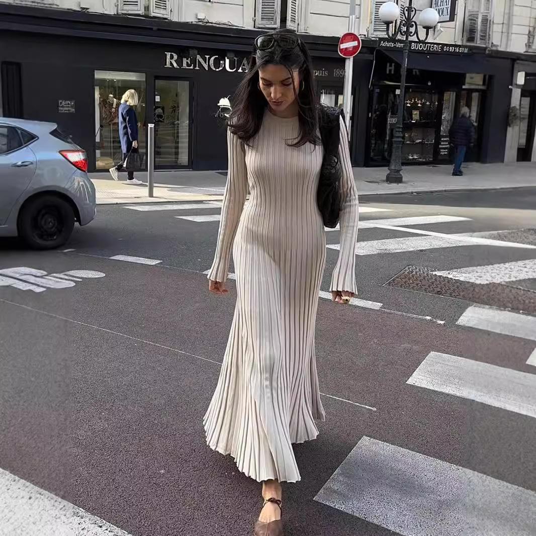 

Элегантное бежевое вязаное платье макси «русалка» с длинными рукавами, облегающего кроя, с подолом «рыбий хвост» S