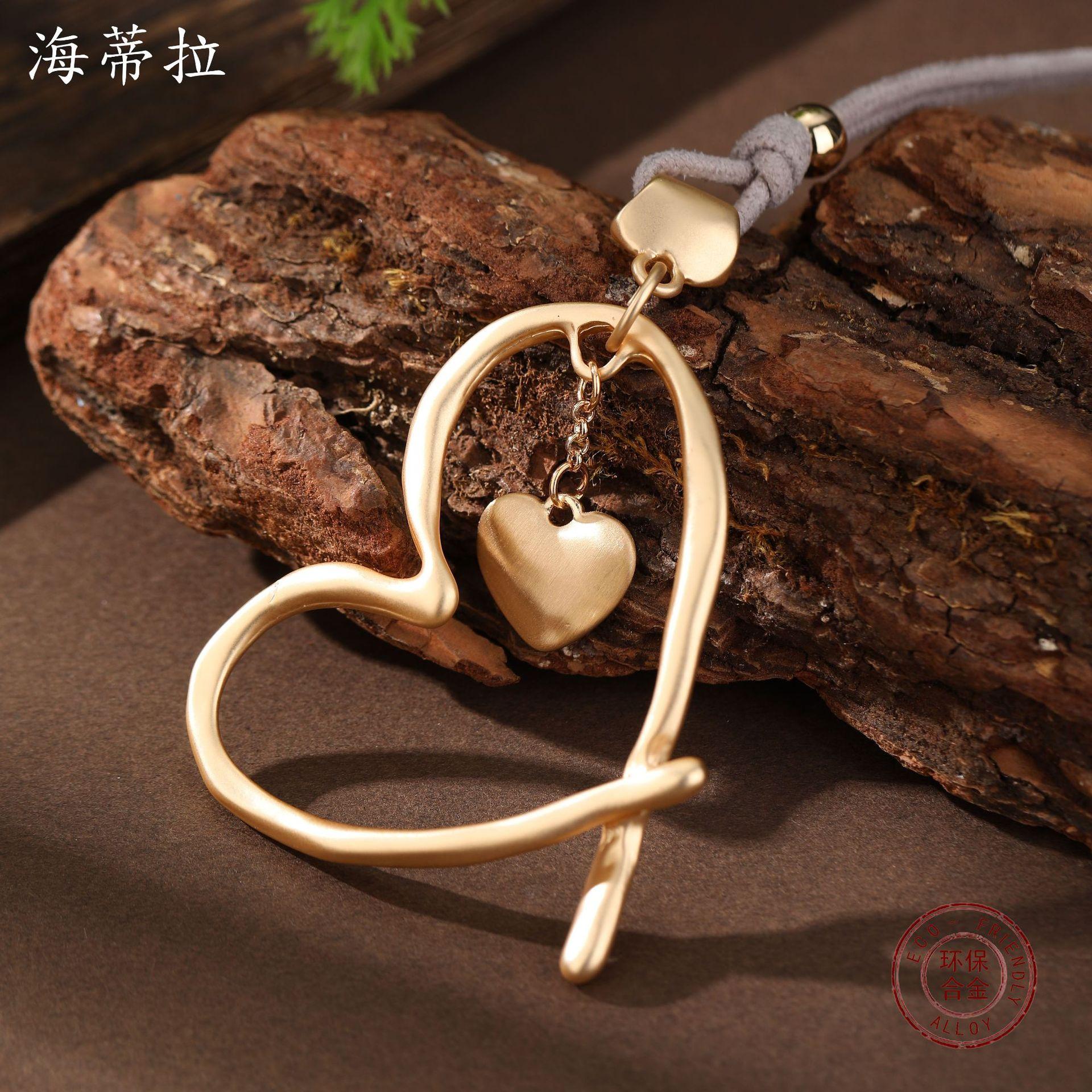 

New brushed matte hollow love leather rope long pendant women s versatile heart-shaped velvet long necklace