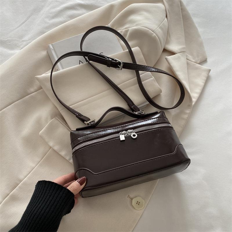 

В этом году популярная женская сумка в иностранном стиле, маленькая сумка 2025 года, новая нишевая ретро-сумка через плечо, маленькая квадратная сумка