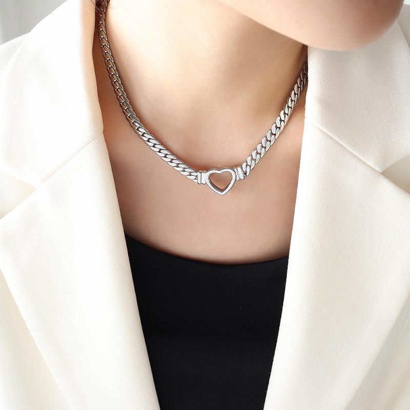 European & American Hip Hop Thick Cuban Chain Necklace with Heart Ring, 18K Gold-Plated Titanium Steel, Trendy and Luxurious.